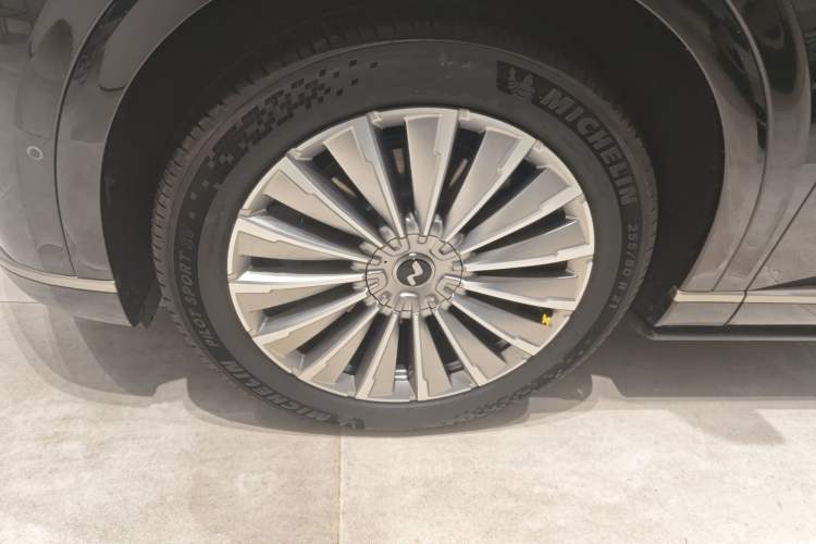 Used ONVO Luxeed L90 2025 Model—Max Six-Seater Version