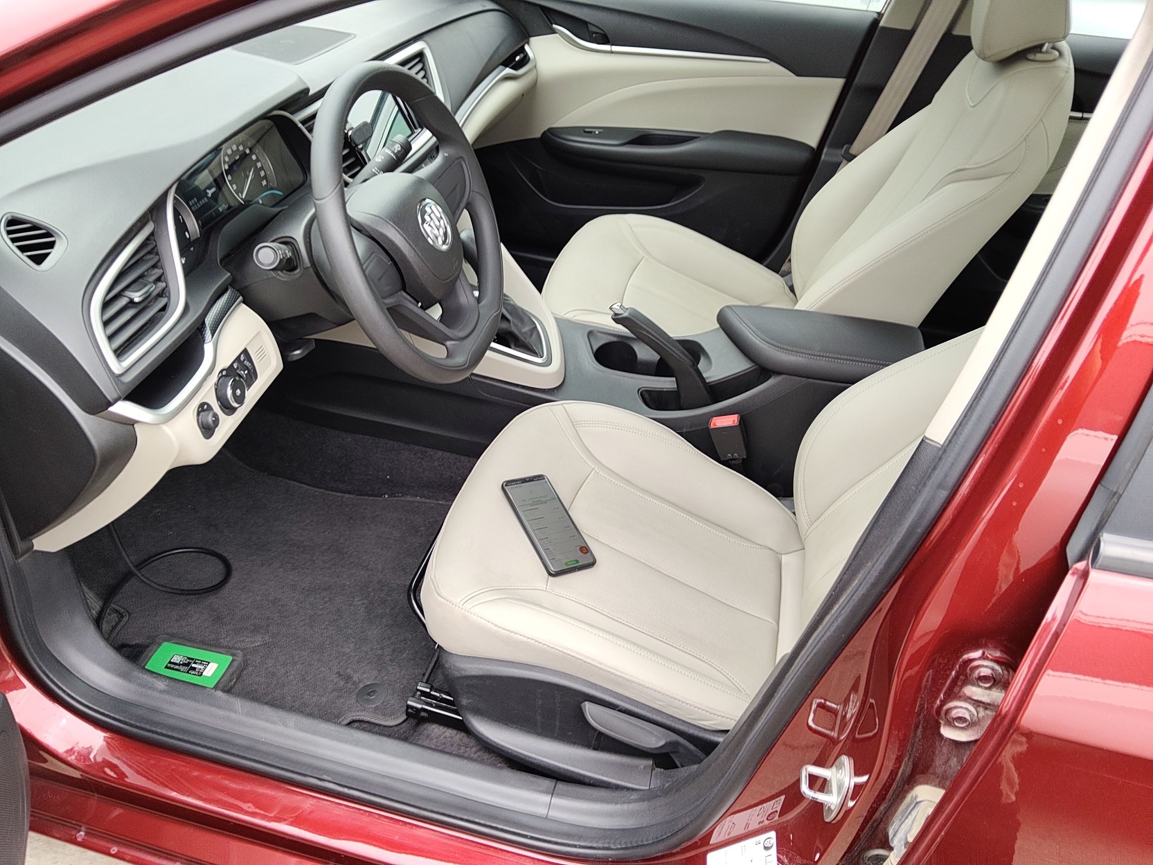 المقاعد الأمامية داخل السيارة