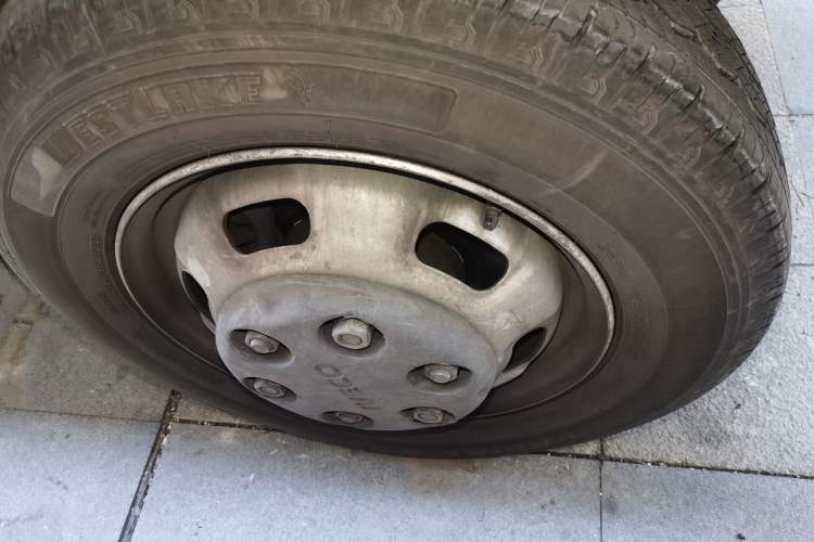 Used Iveco Daily 2021 2.5T A35 M1 Passenger Van 5-9 Seater Short Wheelbase Mid-Roof Design Dual Tires Side Sliding Door
