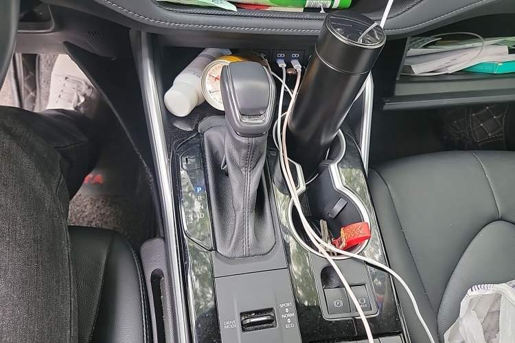 Used Toyota Highlander 2022 Dual-Engine 2.5L Four-Wheel Drive Prestige Version 7 Seats Gear Lever