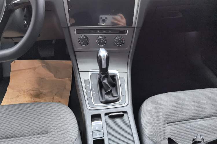 Used Volkswagen Golf 2015 1.4TSI Automatic Comfort Model Gear Lever