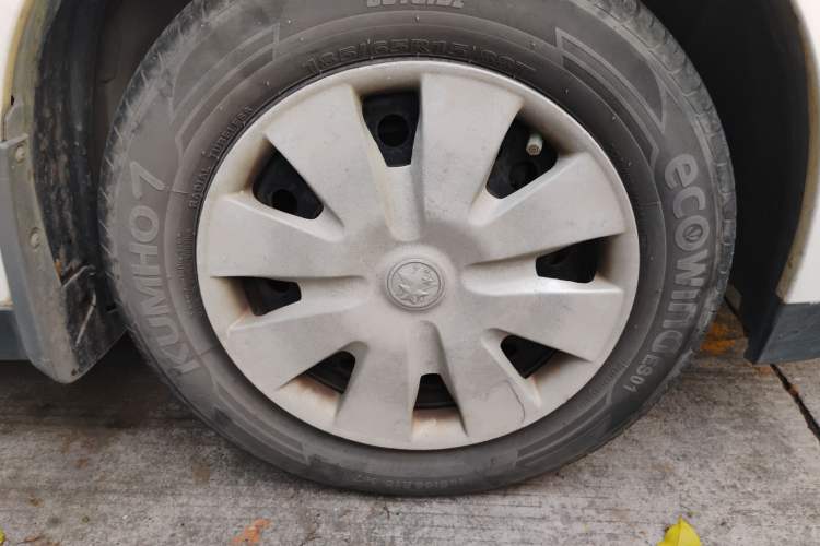 Used Venucia R50 2015 1.6L Automatic Fashion Edition Right Front Wheel Hub