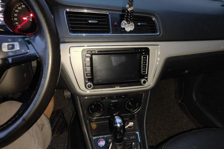 Used Volkswagen Lavida 2017 1.6L Automatic Comfort Edition Audio And AC Panel