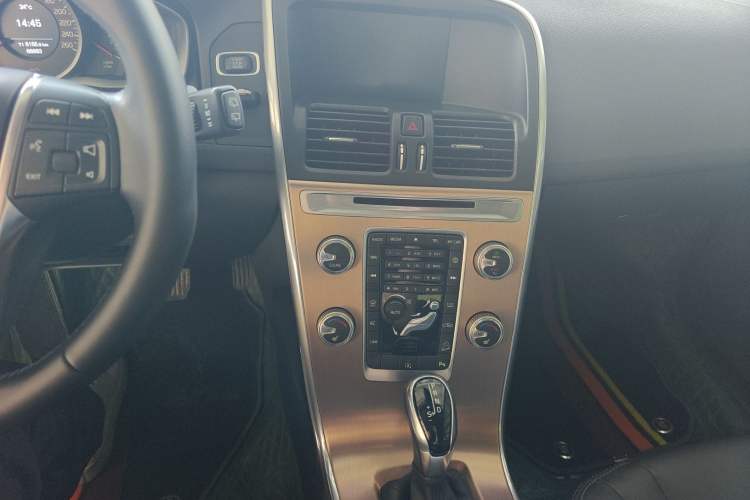 Used Volvo XC60 2017 T5 AWD Smart Upgrade Edition Audio And AC Panel