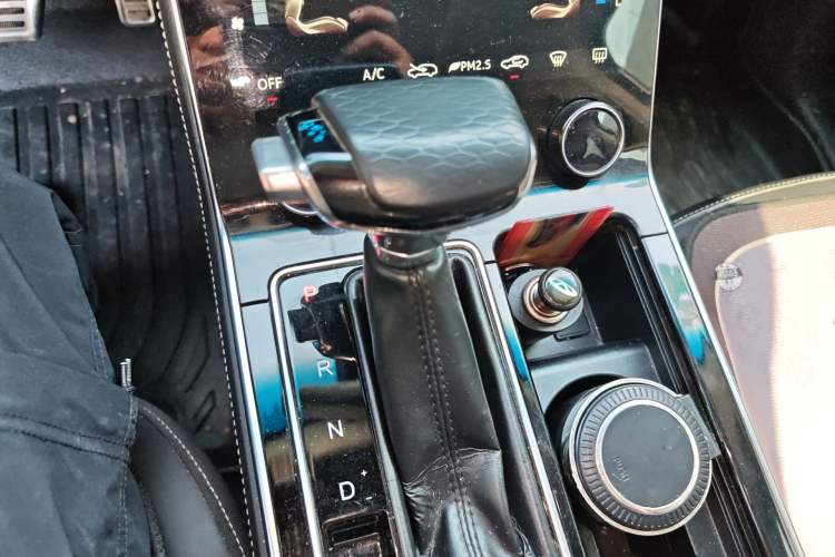 Used JETOUR X90 2020 1.6T DCT Shadow Edition 7-Seater Gear Lever