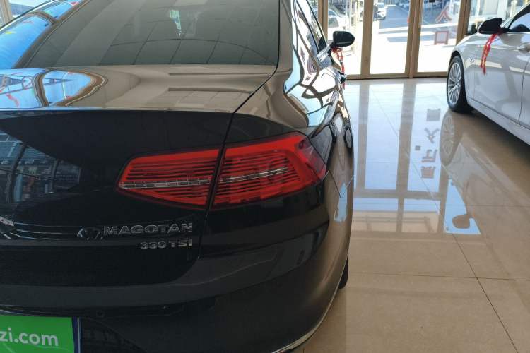 Used Volkswagen Magotan 2017 330TSI DSG Luxury Model Right Rear Taillight