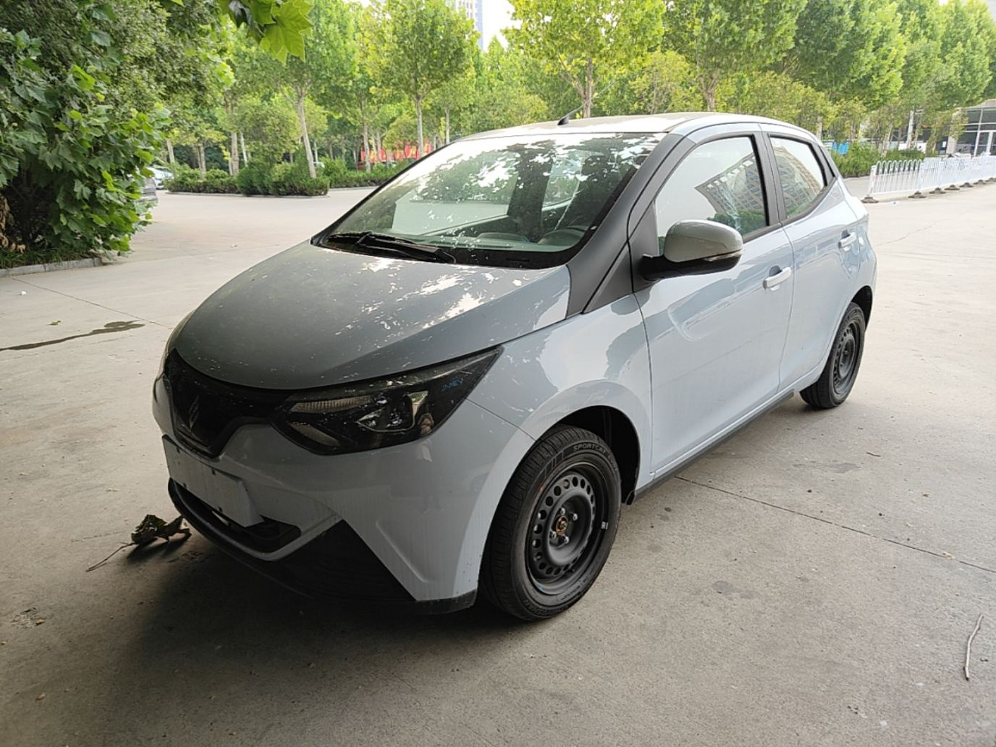Под передней частью автомобиля