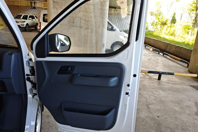 Used Wuling Yangguang 2024 300KM Comfort Version Passenger Van 75kW