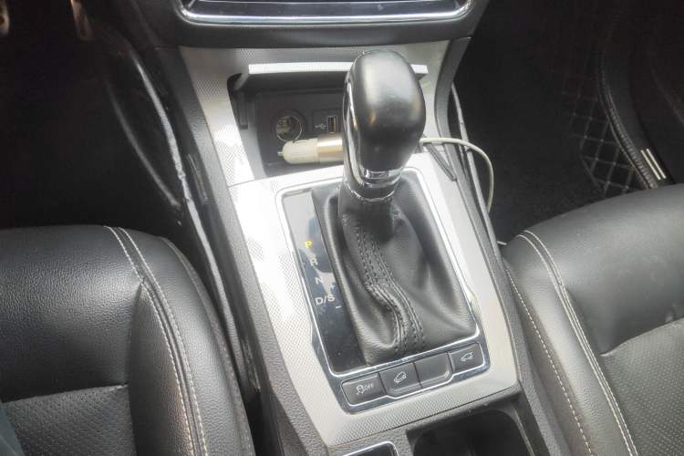 Used Roewe RX5 2016 30T Two-Wheel Drive Automatic Internet Smart Edition
