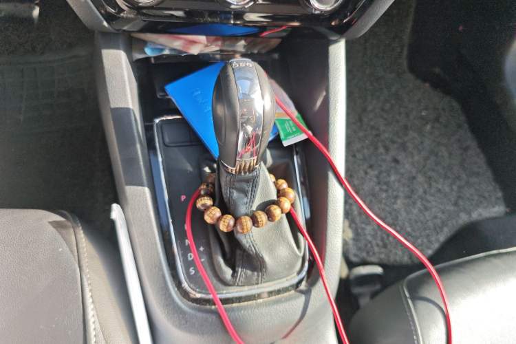 Used Volkswagen Sagitar 2015 230TSI Automatic Comfort Version Gear Lever