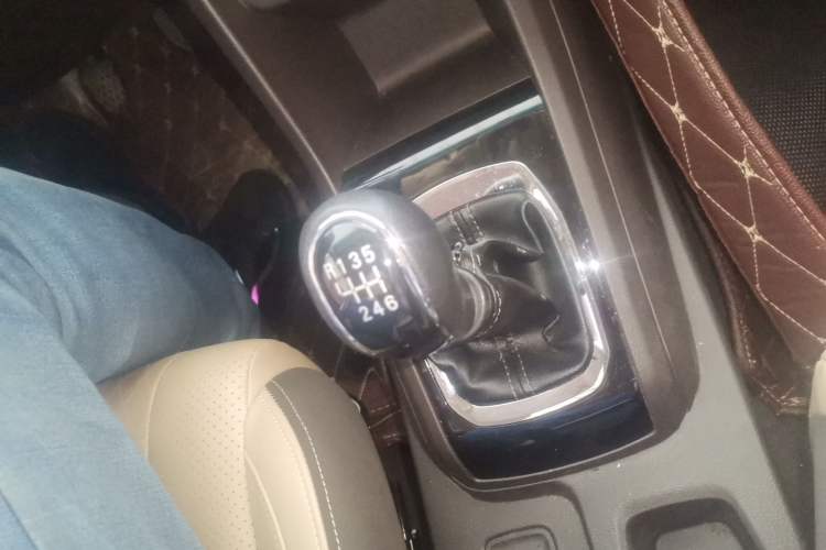 Used Baojun 310W 2017 1.5L Manual Fashion Model China V Gear Lever