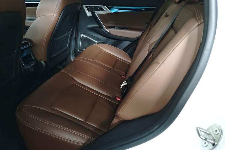 Used Geely Auto Emgrand X7 Sport 2016 1.8TD Automatic All-Wheel-Drive ZhiZun Edition Left Rear Seat