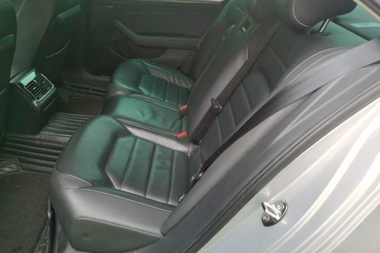 Used Volkswagen Phideon 2018 Revised Version 380TSI Two-Wheel Drive Business Edition Left Rear Seat