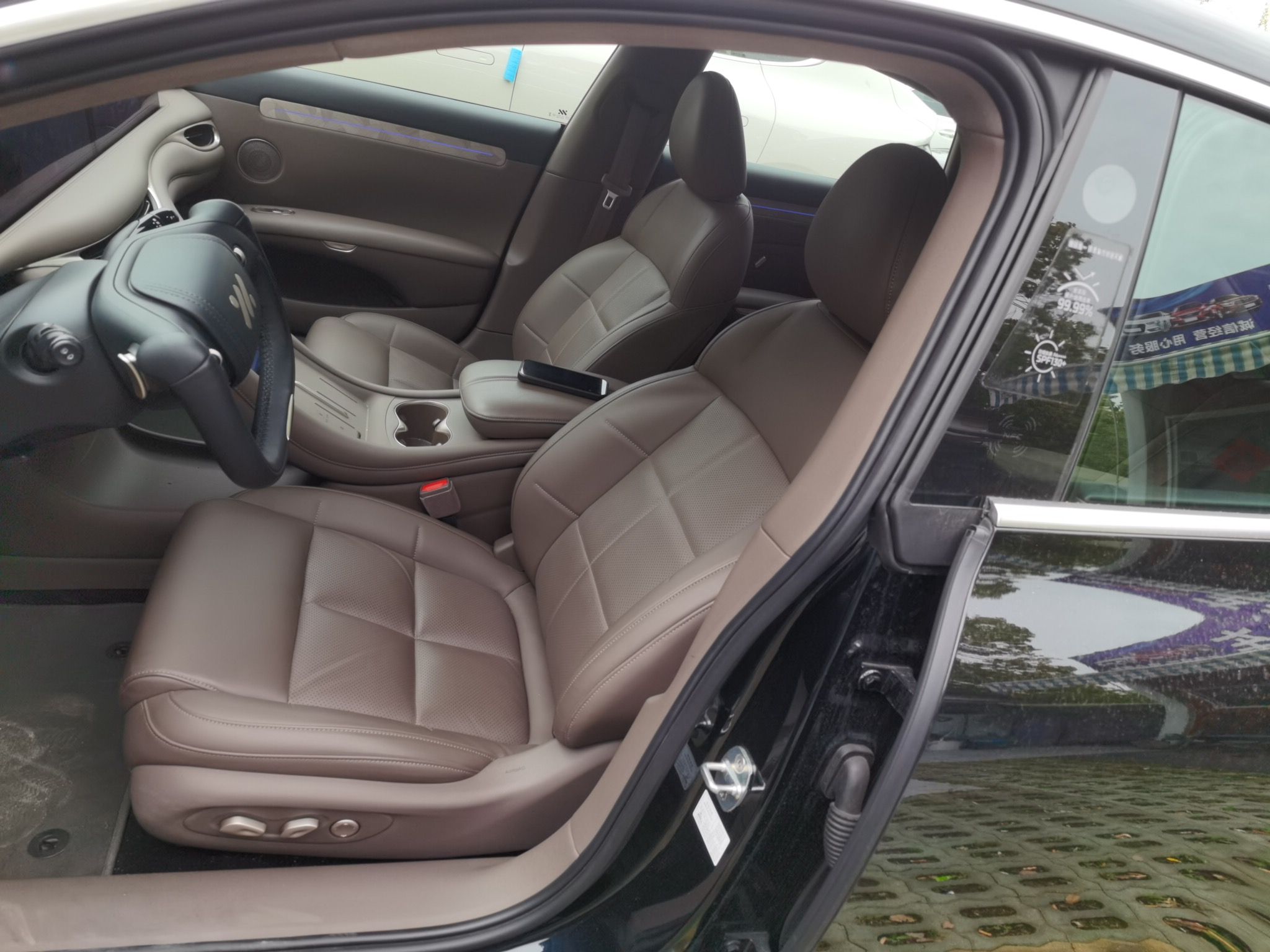 Переднее сиденье в автомобиле