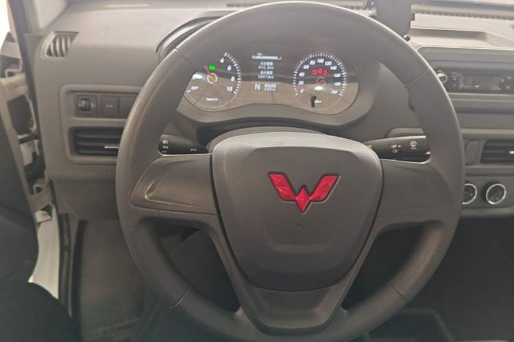 Used Wuling Yangguang 2024 300km Range Practical Window-Sealed Version 60kW Steering Wheel