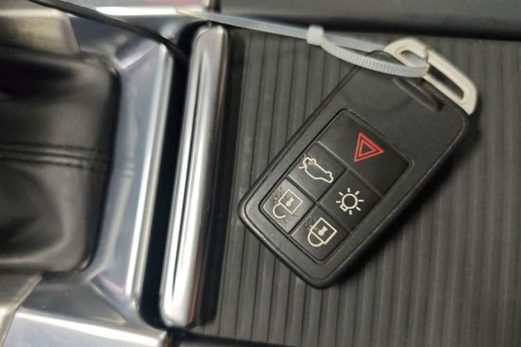 Used Volvo S60 2015 S60L 2.0T Zhiyuan Edition
