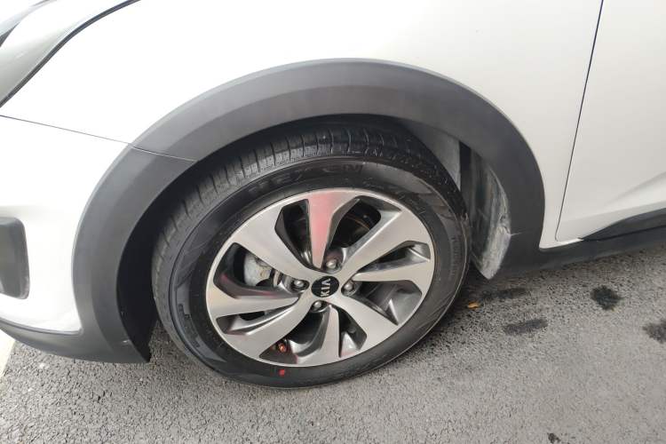 Used Kia KX Cross 2017 1.4L AT GLS Left Front Wheel Hub