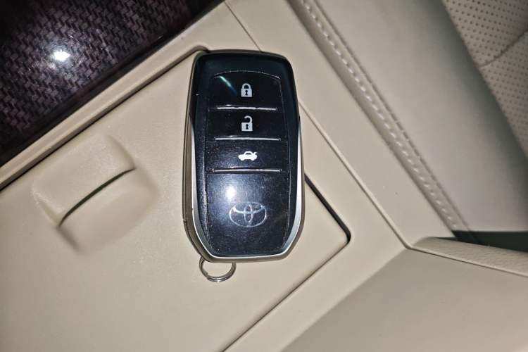 Used Toyota Camry 2016 Dual-Engine 2.5 HG 10th Anniversary Deluxe Navigation Edition Vehicle Key