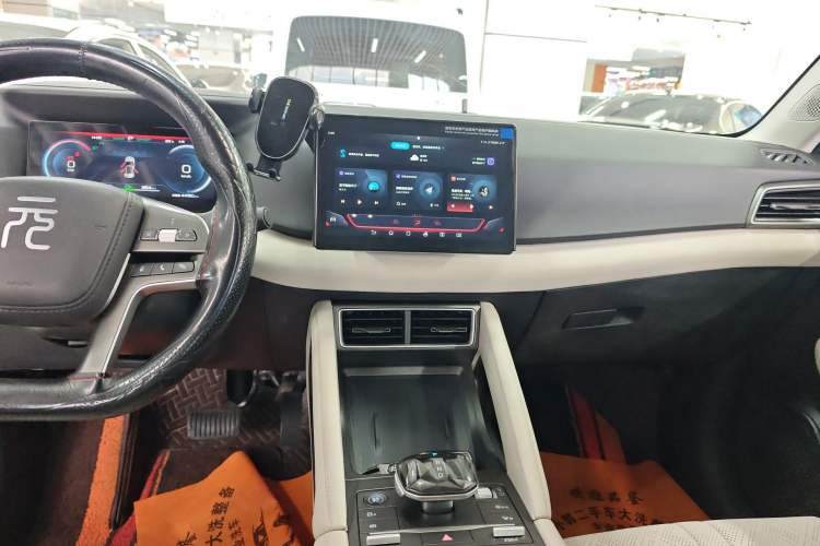 Used BYD Yuan UP 2025 Intelligent Driving Version 401 KM Dynamic Edition Audio And AC Panel