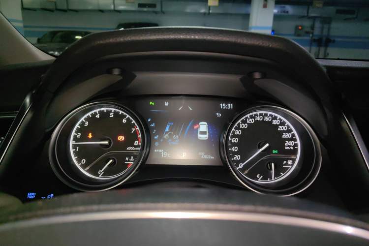 Used Toyota Camry 2021 2.0G Luxury Edition Odometer Close Up