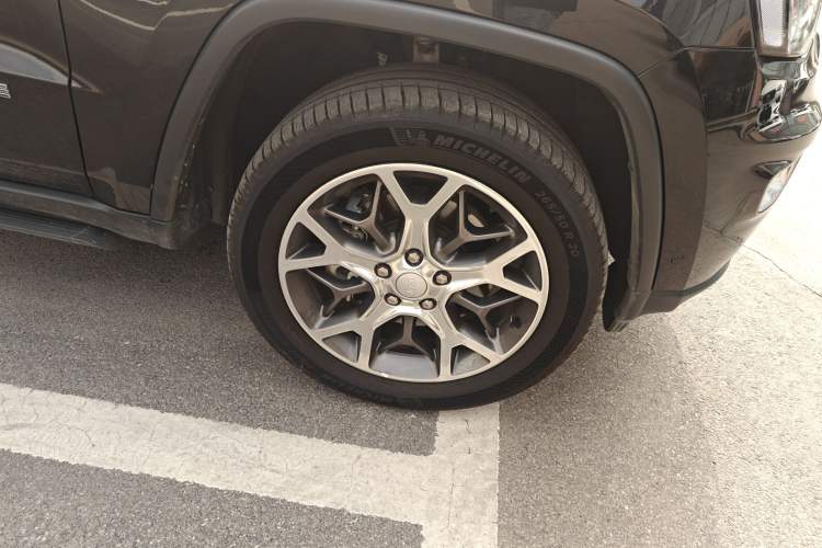 Used Jeep Grand Cherokee 2020 3.6L Elite Navigation Edition Right Front Wheel Hub