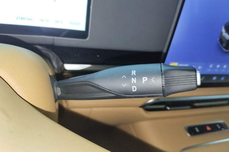 Used VOYAH Dream 2025 PHEV Four-Wheel Drive Excellence Kunpeng Edition Gear Lever