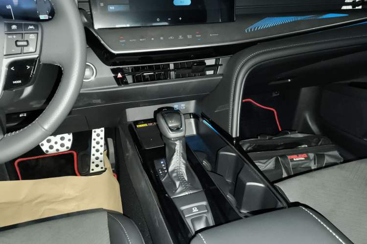 Used Toyota Camry 2026 Model Dual-Engine 2.0HXS Sport Plus Edition
