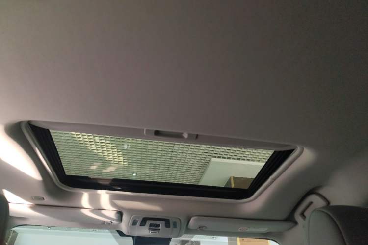 Used Toyota Granvia 2023 2.5L Hybrid Comfort Edition
