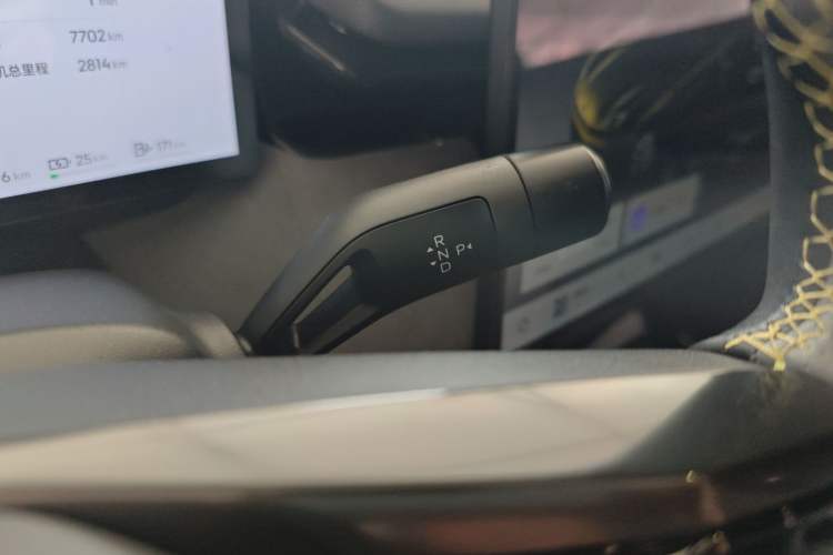 Used Lynk & Co 08 EM-P 2025 220 km All-Wheel-Drive Performance Halo Gear Lever