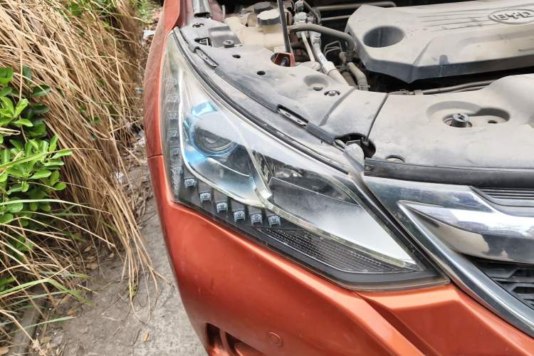 Used BYD Song 2016 GaiShi Edition 1.5TI Manual Elite Model Right Front Headlight