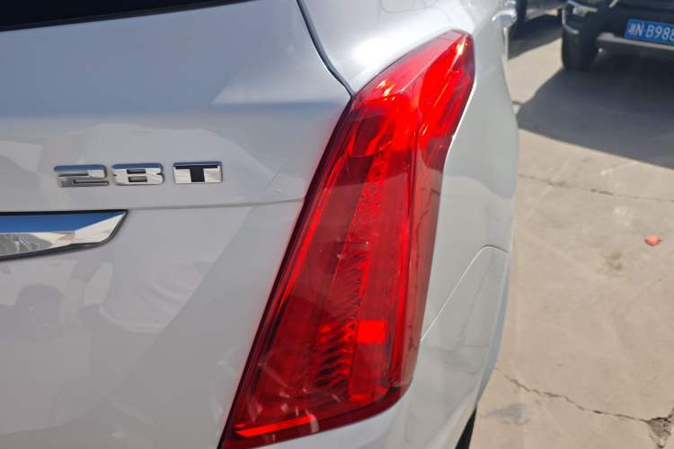 Used Cadillac XT5 2018 28T Four-Wheel Drive Luxury Model Right Rear Taillight