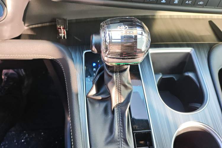 Used Toyota SIENNA 2023 2.5L Hybrid Deluxe Edition Gear Lever