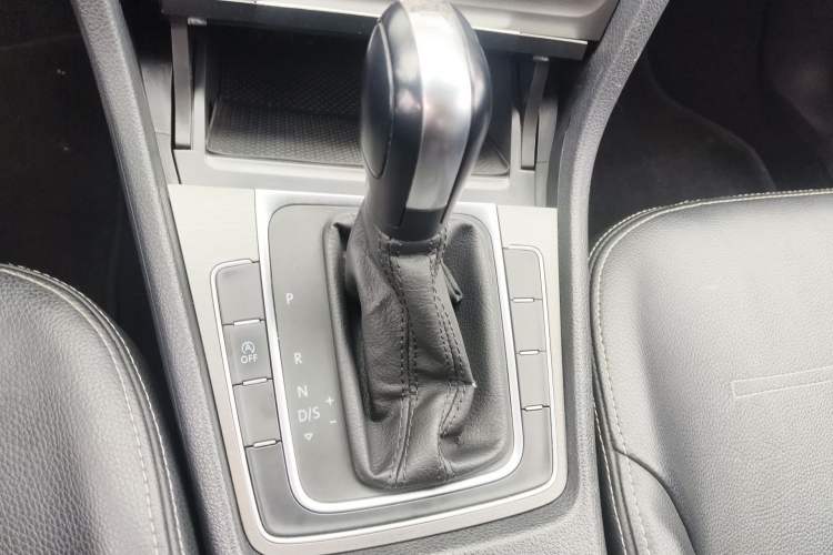 Used Volkswagen Golf 2016 180TSI Automatic Comfort Model Gear Lever