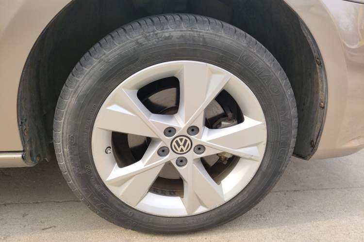 Used Volkswagen Bora 2015 Qihui Edition 1.6L Automatic Fashion Model Right Front Wheel Hub