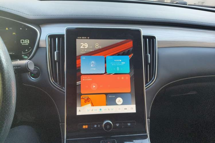 Used Roewe i6 MAX 2020 300TGI Automatic Supreme Edition with Cool Sunroof and Advanced Driving Features
