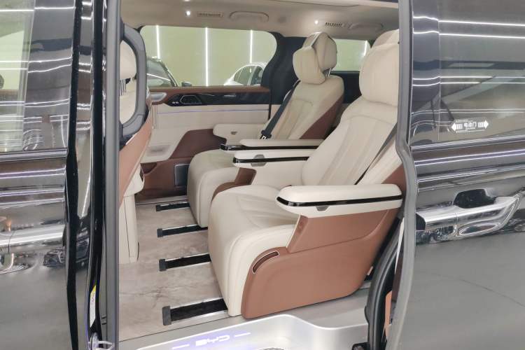 Used BYD Xia 2025 DM-i 1.5T 180km Excellence Model Interior 4