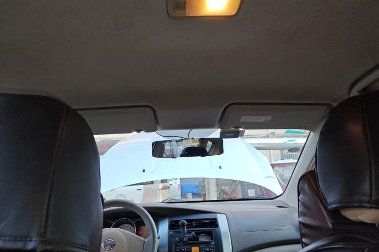 Used Nissan Livina 2010 Jingyue Edition 1.6L Manual All-Around Model Headliner