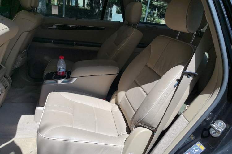 Used Mercedes-Benz R-Class 2015 R 320 4MATIC Luxury Model Left Rear Seat