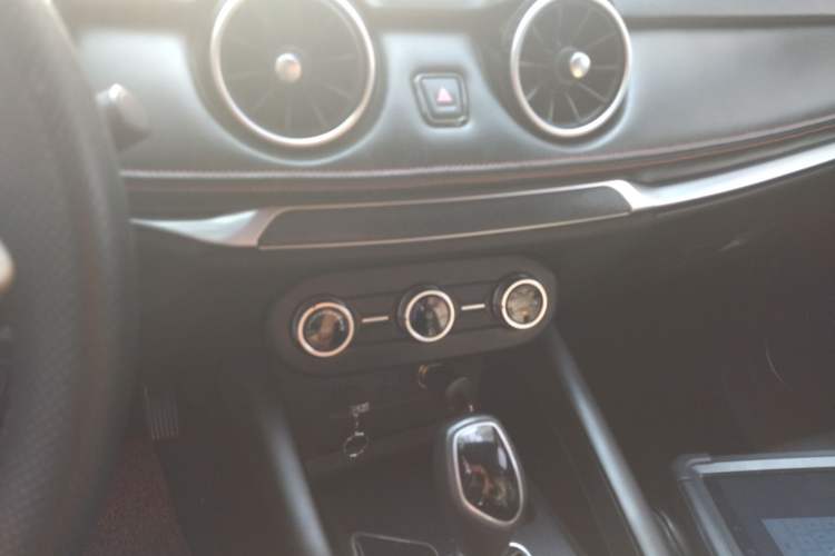 Used Dongfeng Fengon 500 2021 1.5L CVT Enjoyment Model Audio And AC Panel