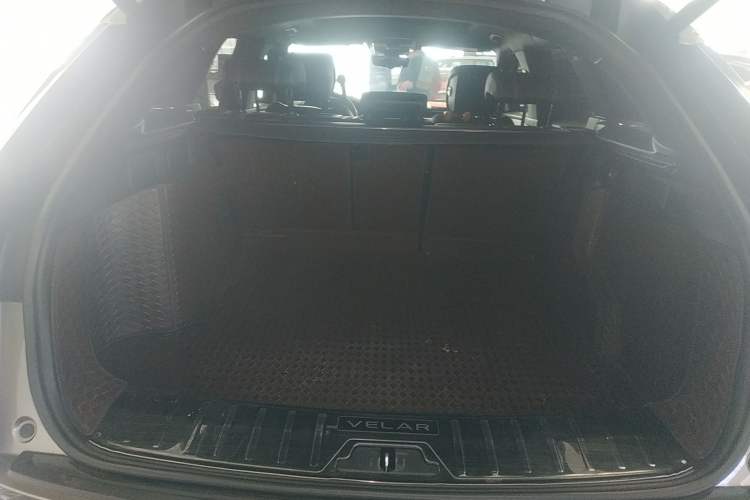 Used Land Rover Range Velar 2019 380 PS R-DYNAMIC SE Trunk