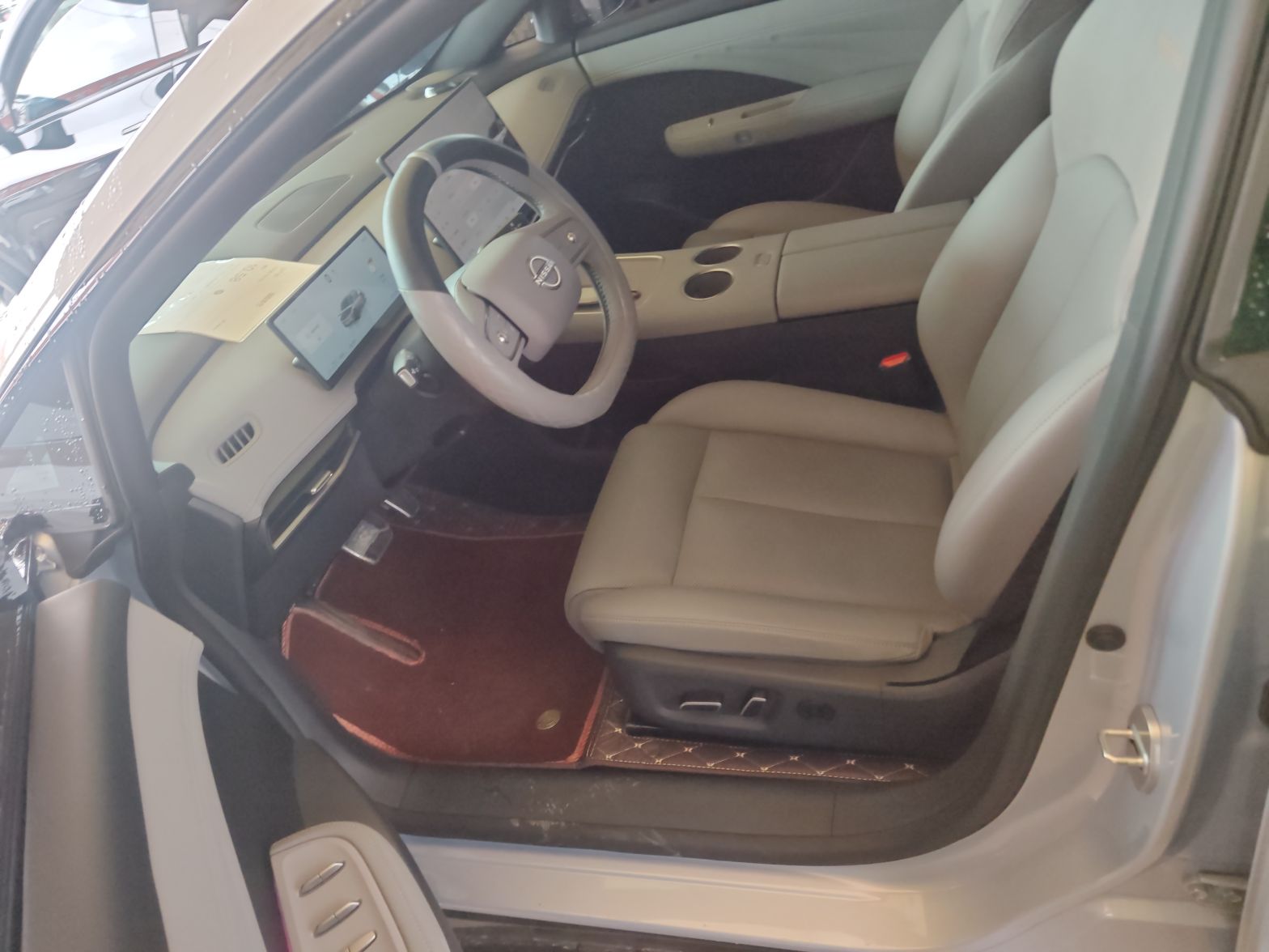 المقاعد الأمامية داخل السيارة