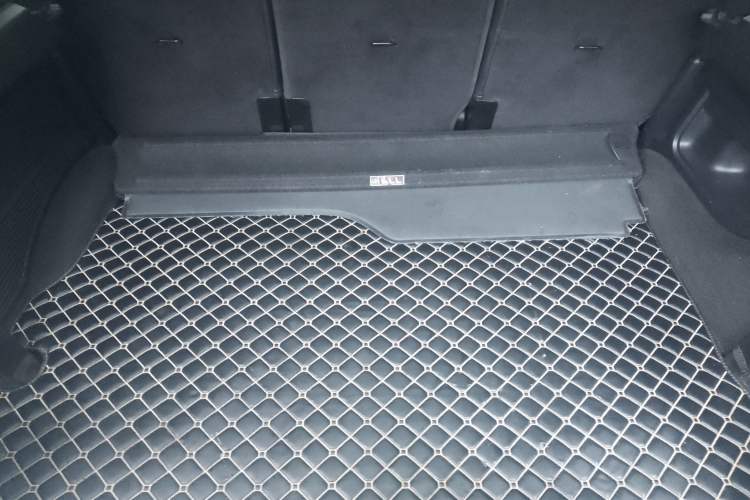 Used Land Rover Discovery 2015 3.0 SDV6 HSE Diesel Version Trunk