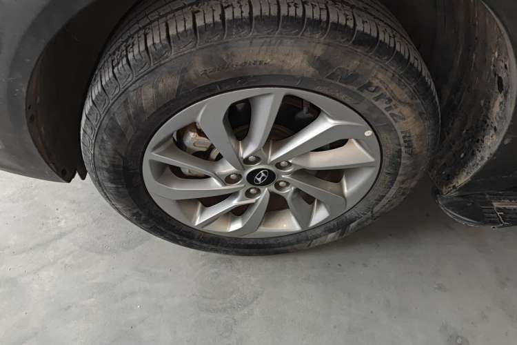 Used Hyundai Tucson 2015 1.6T Dual-Clutch Two-Wheel-Drive Smart Model Exterior 4