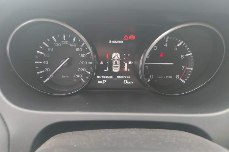 Used Land Rover Discovery Sport 2016 2.0T HSE Odometer Close Up