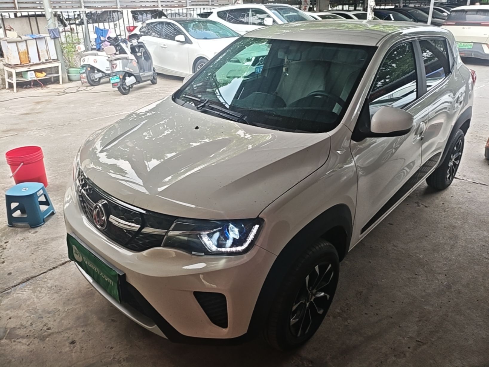 Под передней частью автомобиля