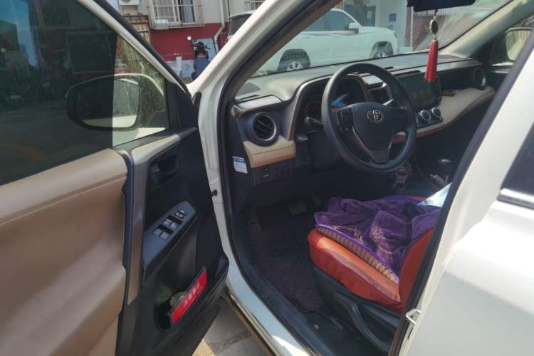 Used Toyota RAV4 2015 2.0L CVT Two-Wheel Drive Urban Edition
