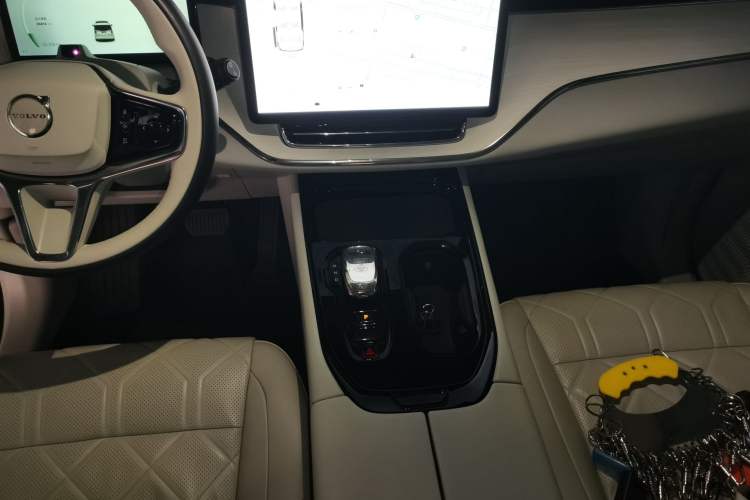 Used Volvo EM90 2025 Ultra Six-Seater Gear Lever