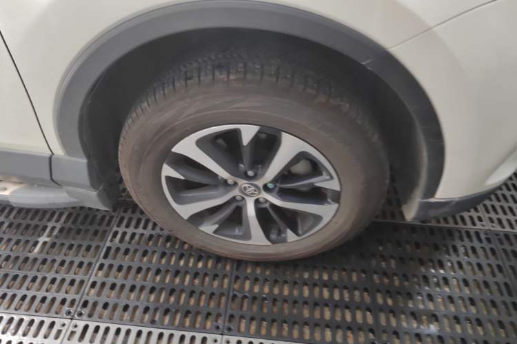 Used Toyota RAV4 2019 2.0L CVT Two-Wheel Drive Luxury Version China VI Standard Right Front Wheel Hub