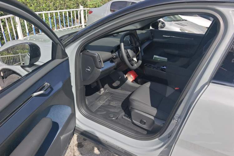 Used Volvo EX30 2025 Rear-Drive Long-Range Version Ultra
