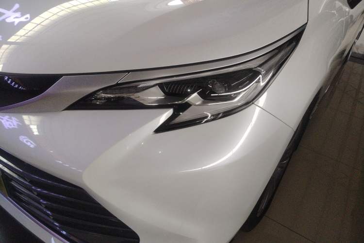 Used Toyota Sienna 2023 2.5L Hybrid Deluxe Edition
